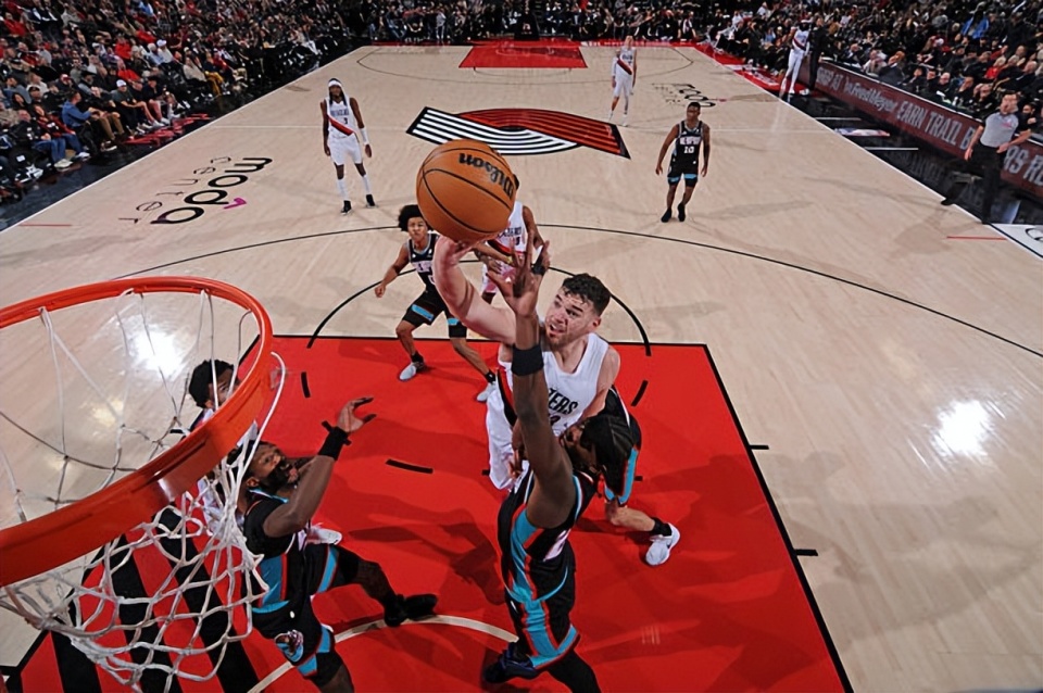 亚博体育平台-风云突变孟菲斯灰熊集结日外线爆发冲刺阶段洛杉矶快船队长鼓劲，网友：费城76人围绕NBA季后赛战术微调的简单介绍